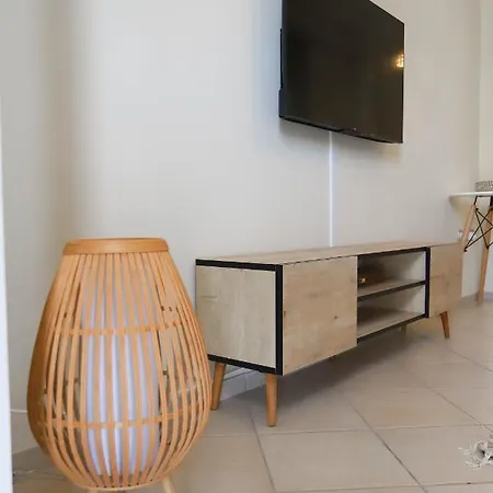 Rhodes Town Garden Apartment *