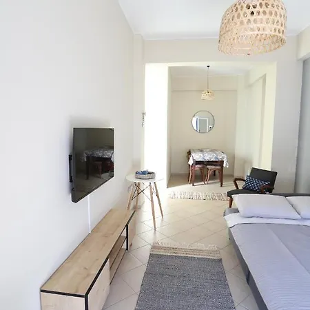 Rhodes Town Garden Apartment *