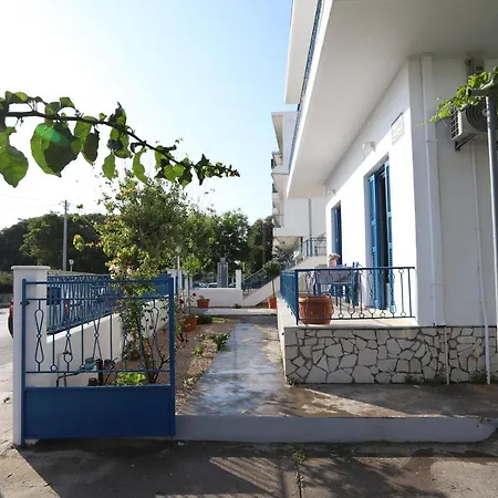 Rhodes Town Garden Apartment *