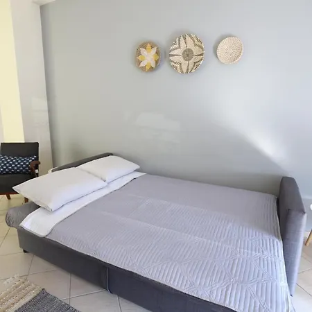 Rhodes Town Garden Apartment *