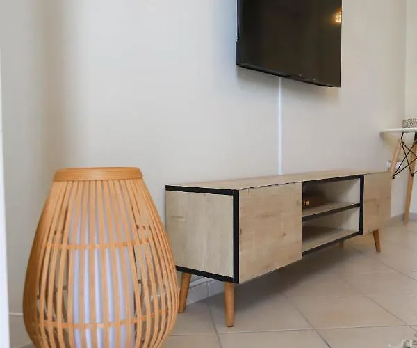 Rhodes Town Garden Apartment *