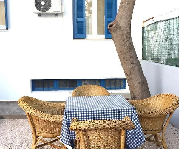 Rhodes Town Garden Apartment *