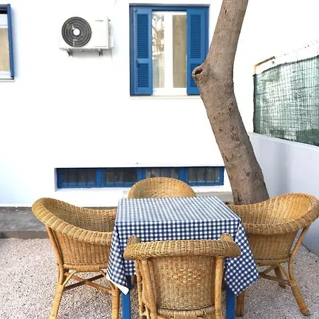 Rhodes Town Garden Apartment *