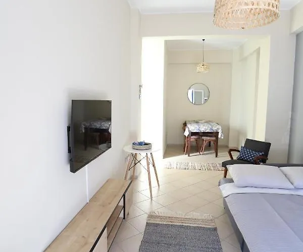 Rhodes Town Garden Apartment *