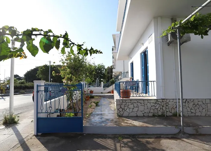 Rhodes Town Garden Apartment *