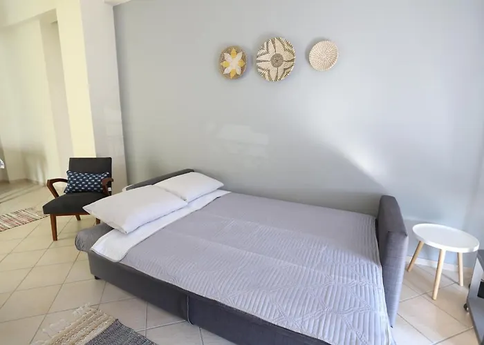 Rhodes Town Garden Apartment *